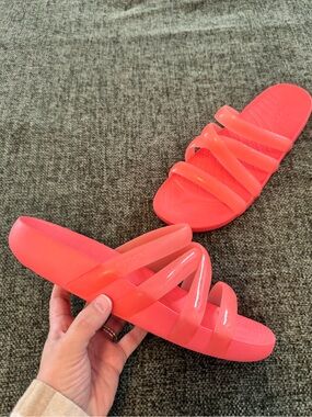 Crocs Women's Splash Glossy Strappy Sandals in Neon Watermelon Size 10